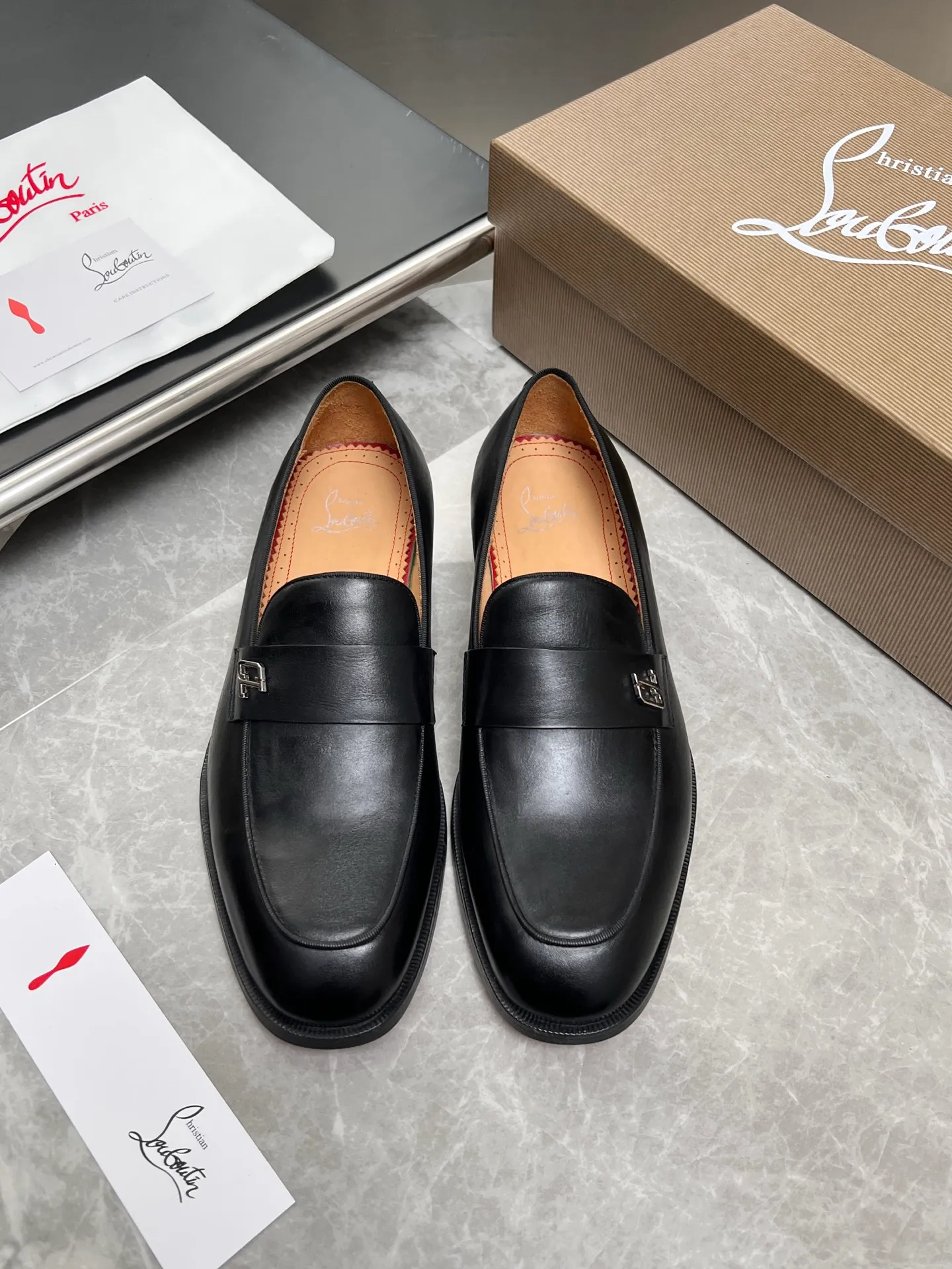 [CL red sole] Top P: 900💰 Number of yards: 39~44 (38.4546. Customized, non-refundable) CL new men's formal shoes Loaf leather shoes Christia* Loubouti* red sole shoes The red sole is luxurious and elegant, reshaping the style boundary of casual formal wear. It is extremely innovative in material selection, and creates a rich visual and tactile experience through the collision of different materials! Made of top-grade calfskin/glossy patent leather/spliced ​​technical fabric in contrasting colors. The upper is stitched by hand with fine and even stitching. It is based on the square-toe loafer shoe shape, with neat and elegant lines, which fits the toughness of men's wear. The upper is embellished with metal rivets, injecting individual details into classic loafers, breaking the mediocrity of casual shoes, and giving a concrete expression of "low-key luxury". From the original color/red cowhide lining inside the shoe to the instantly recognizable red sole, the "red sole" is not only the brand's visual identity, but also a "luxury codeword" when walking. The red sole exposed inadvertently conveys taste and identity instantly. From the innovative splicing of materials, to the personalized fusion of design, to the ingenious inheritance of craftsmanship, the Christian Louboutin men's loafer series is not only a pair of casual shoes, but also a "yuppie style" dressing weapon for men. Whether it is a casual business meeting or a casual look for daily travel, it can help you become a unique and stylish man in every occasion with its "red Loaf" attitude.
